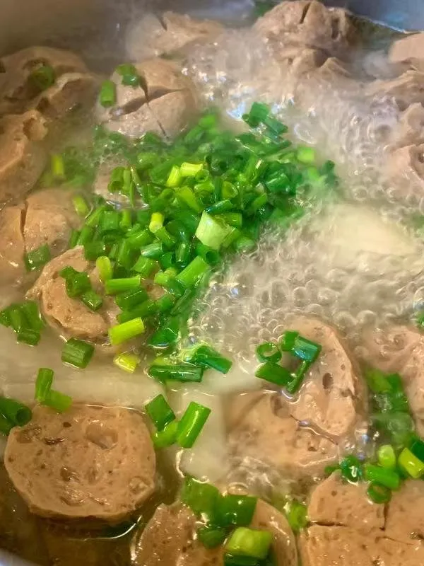 清甜好喝，简单易做的牛肉丸萝卜汤 不需要厨艺，不需要刀功，一看就会，一做就对，就这么简单 清甜，饱腹，暖身，饭前一碗可，汤泡饭亦可。 用料 材料 用量 白萝卜